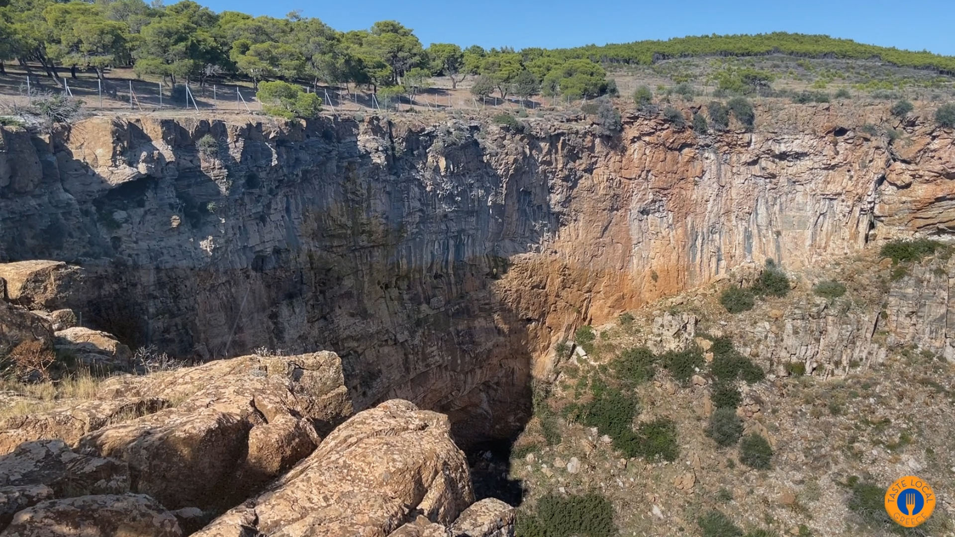 το Έγκοιλον Χάος η μεγαλύτερη καρδιά της Ελλάδας από πάνω