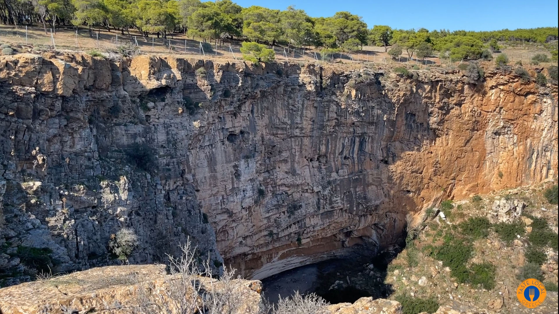 το Έγκοιλον Χάος η μεγαλύτερη καρδιά της Ελλάδας από πάνω