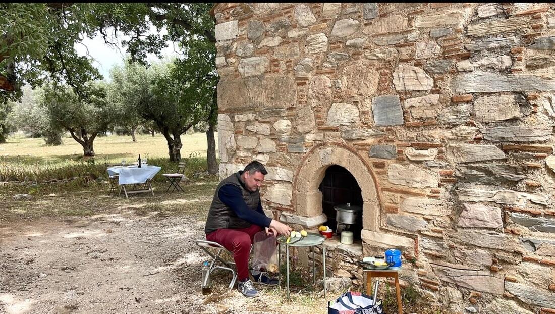 Ο επιβλέπων μάγειρας ετοιμάζει το κατσικάκι με τα μάραθα