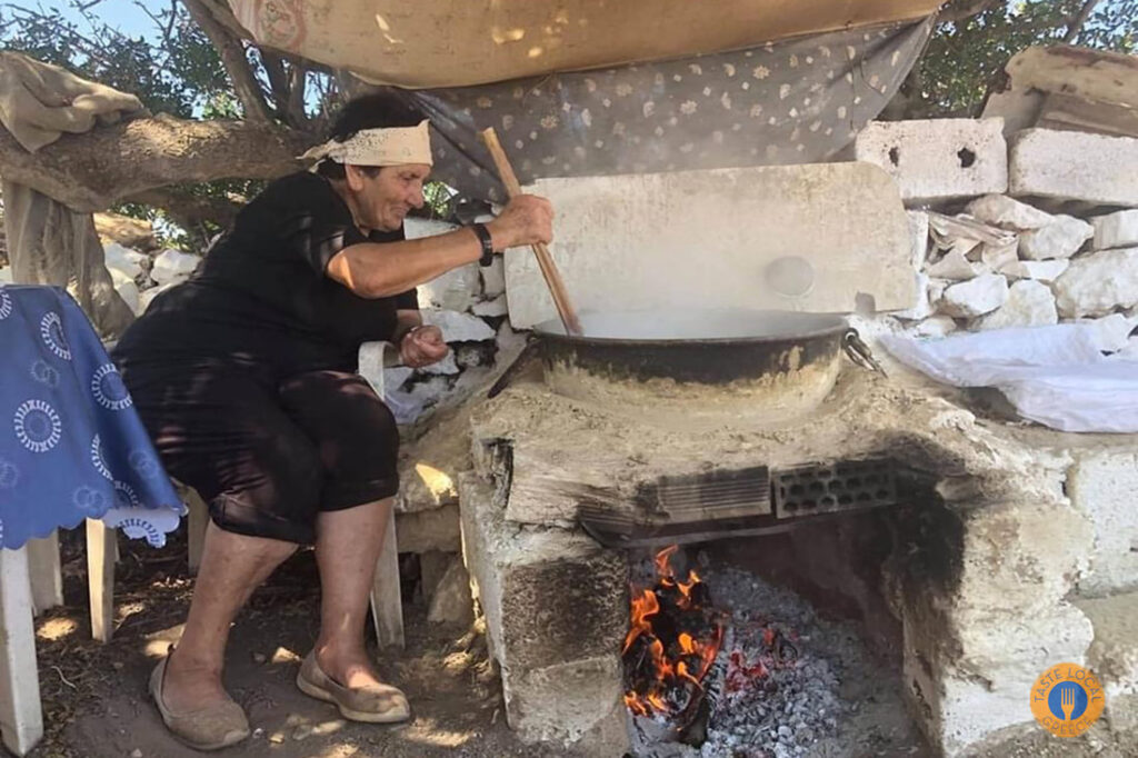 σιτάκα το τυρί σύμβολο της Κάσου από τα χέρια της Μαρούκλας