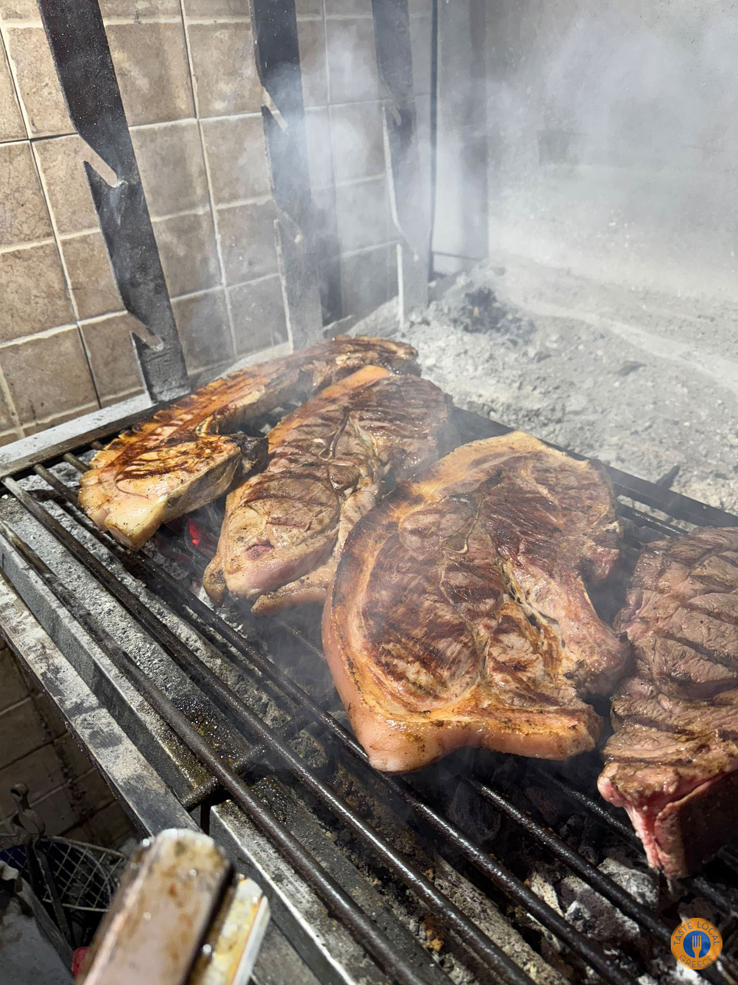 οι κοπές σε παράταξη ψήνονται στα κάρβουνα